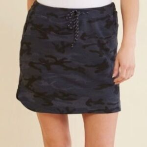 🎯BOGO Sundry black camo skirt Size 2 EUC!
